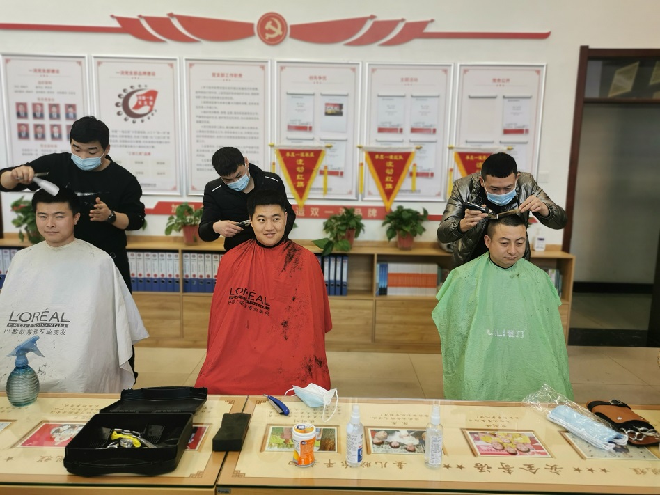 1613099281325465.jpeg 头顶大事举行中.jpg