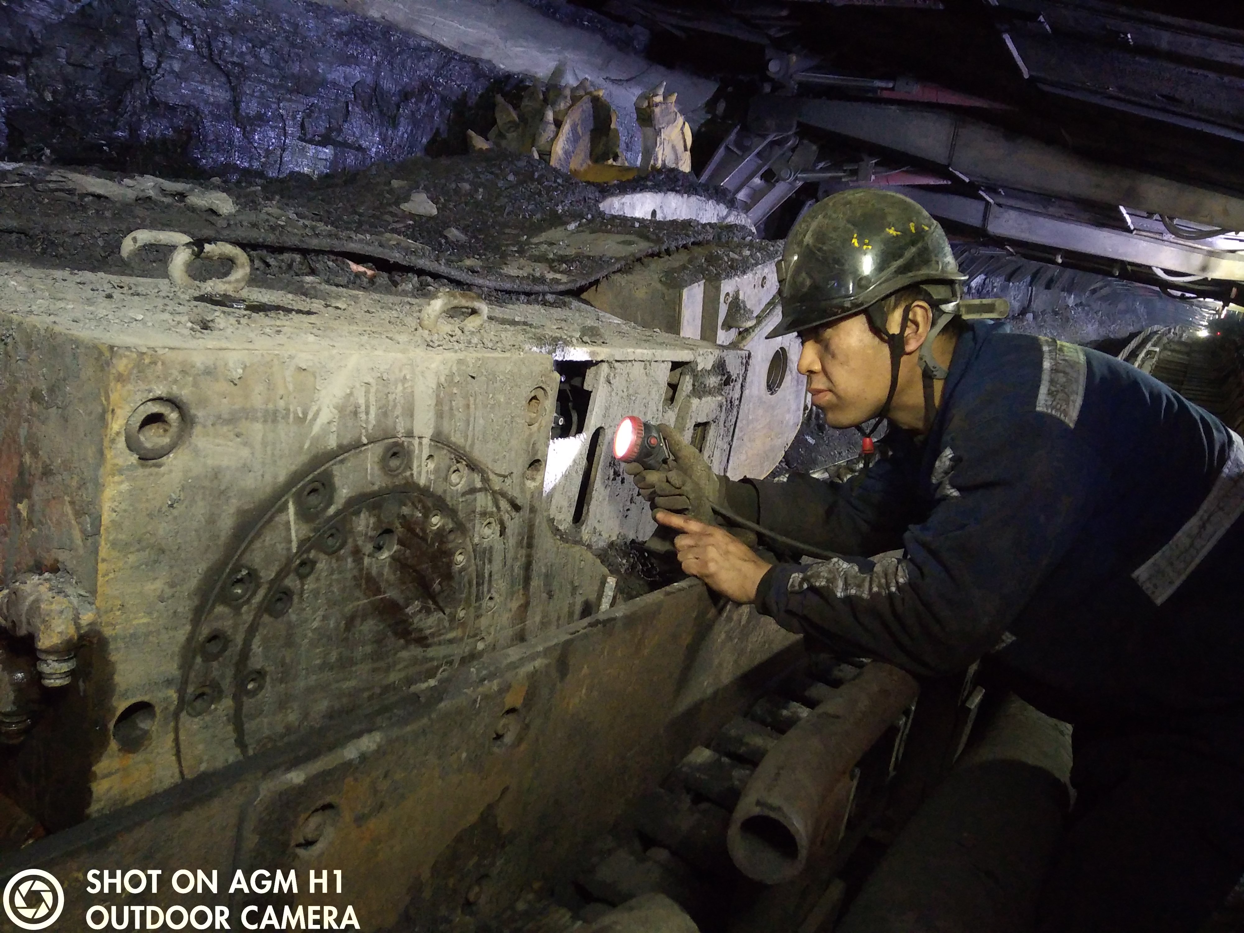 0点20分，，，，，煤机磨练工武艳龙检查煤机油脂    张锋摄.jpg