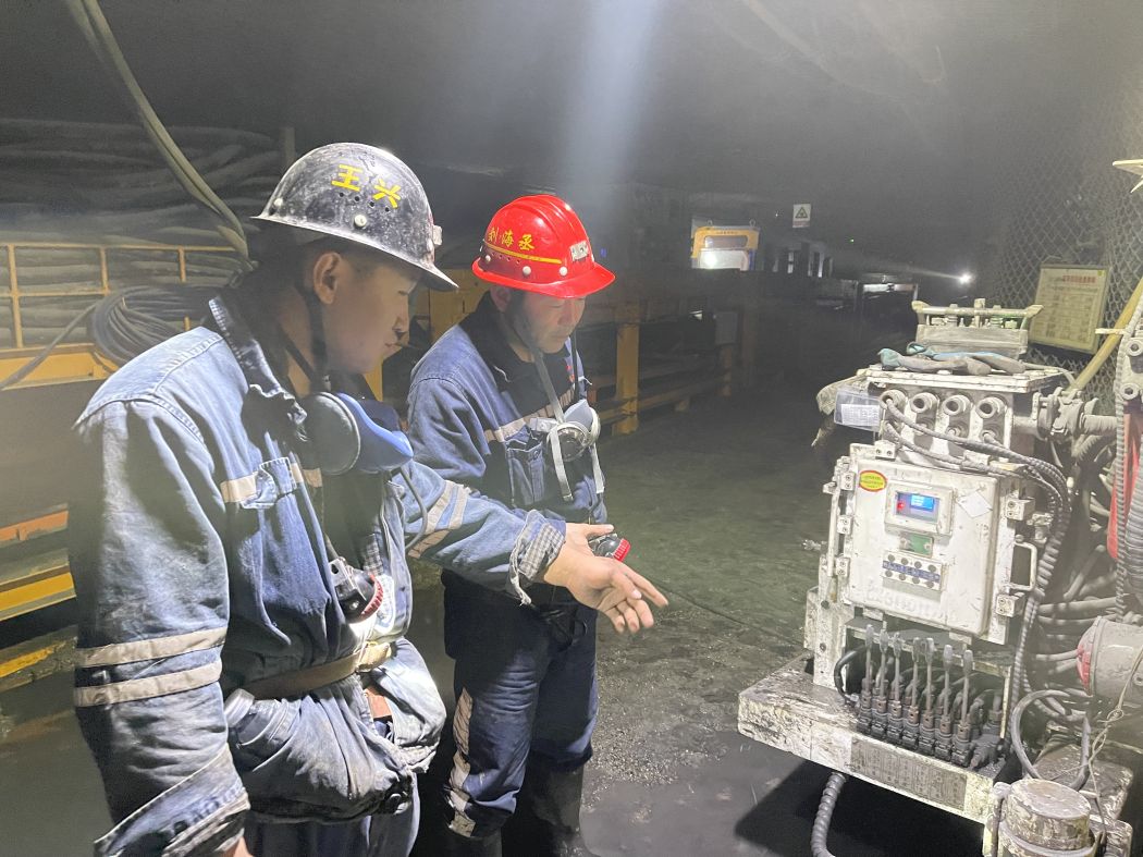 拍摄：任兴林  检查钻机运转情形.jpg