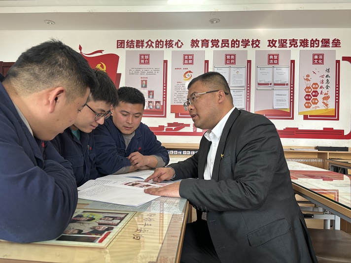 支部书记解说“清廉百乐博” 王宇宵摄.jpg