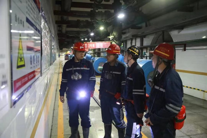 图三：“党员巡查小分队”举行清静检查。。。。。.jpg