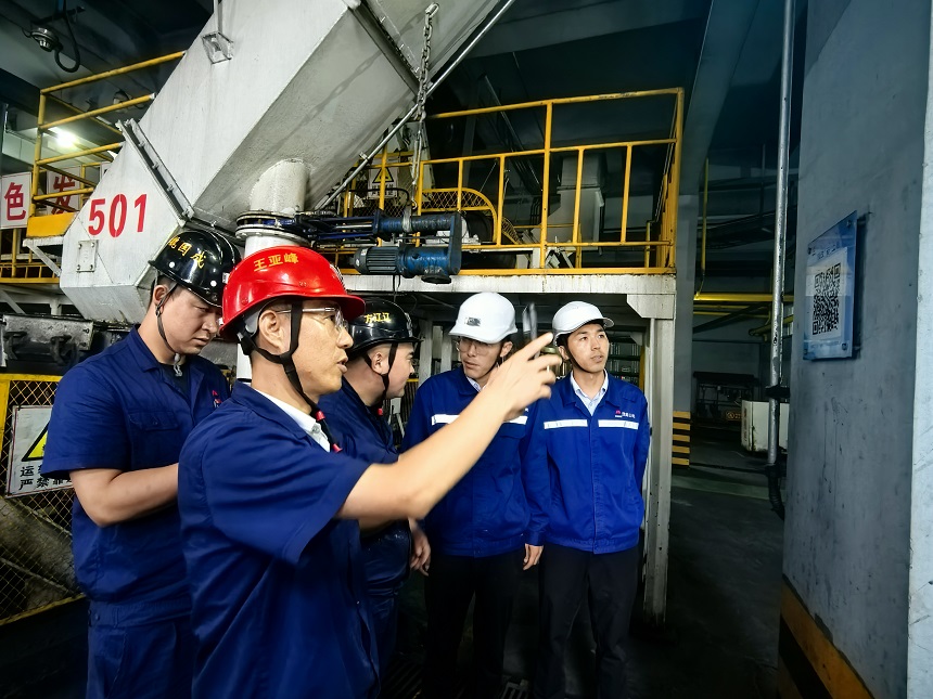 图二   现场学习兄弟单位立异手艺。。。。。。   百乐博煤矿生产运营公司选运队  张瑞瑞 提供.jpg