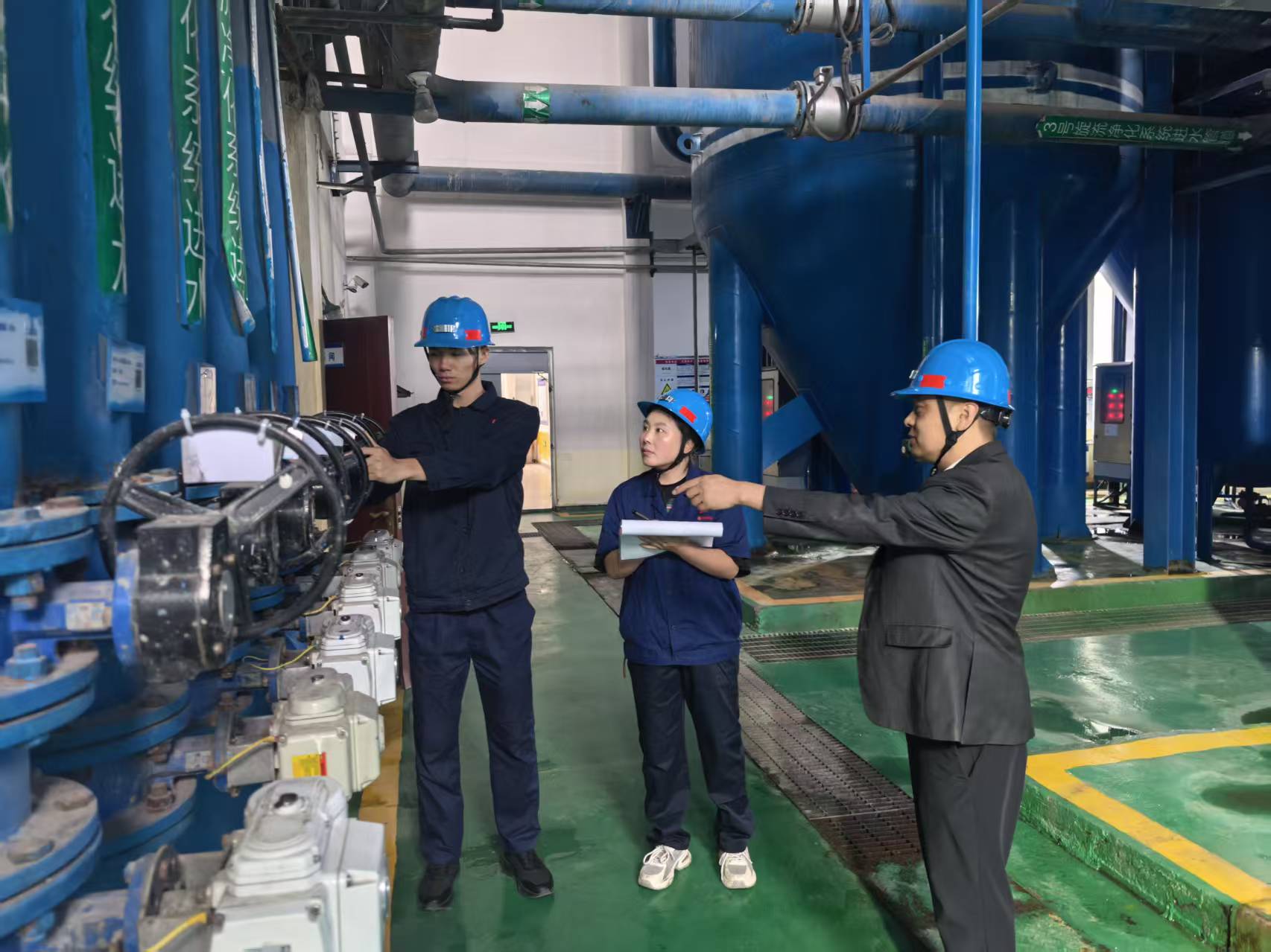 图一：培训运行班职员按规操作、水处理车间、郑江.jpg